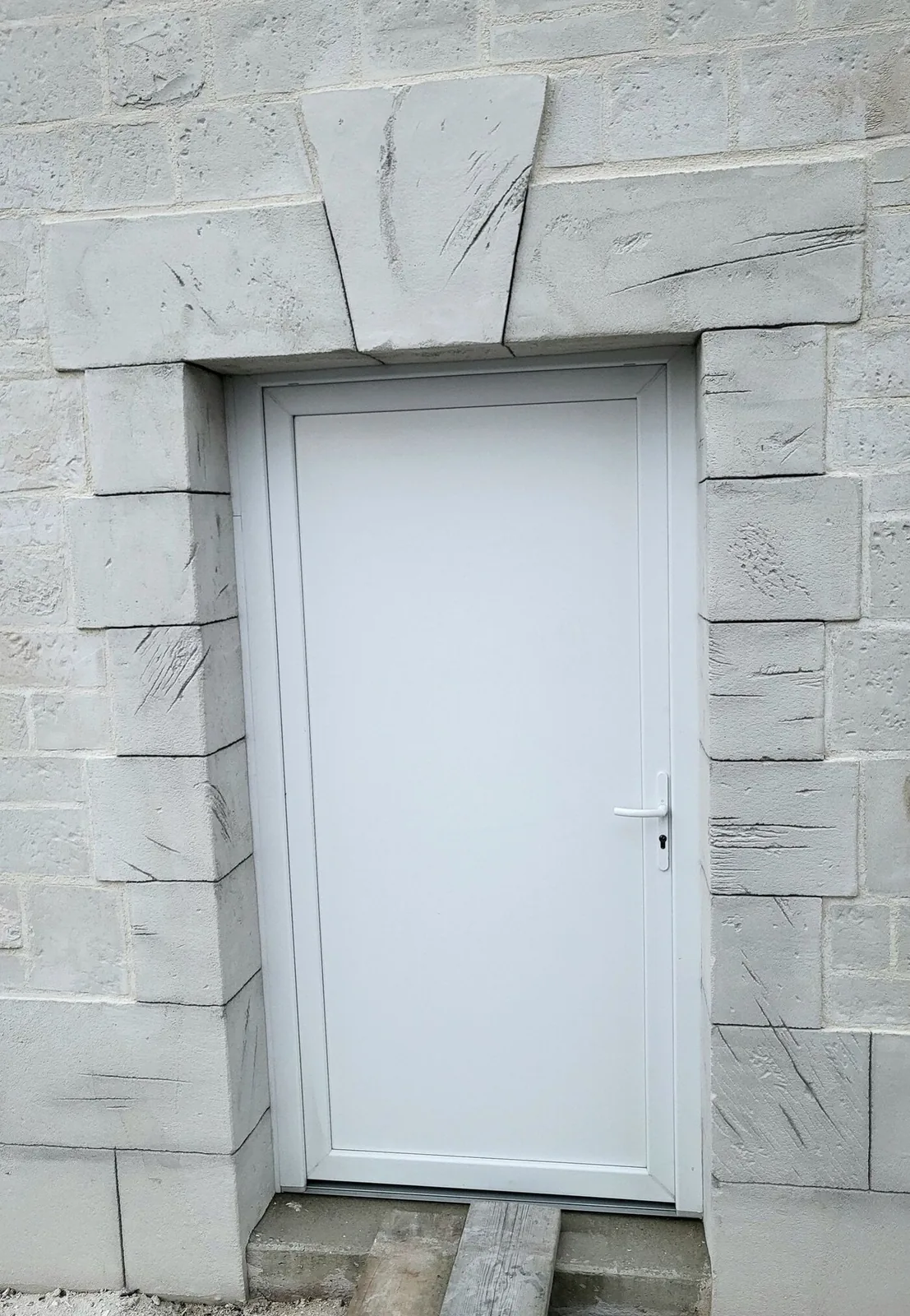 Détail d’un encadrement de porte en imitation pierre réalisé par AKG